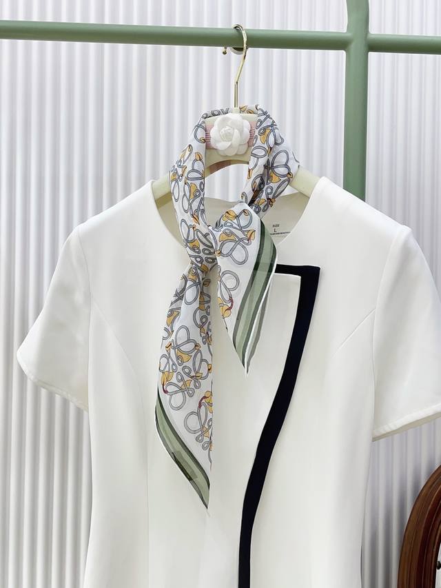 真丝乔其纱 新品 Loe 碎花小方巾 春夏真丝款 随意切换造型 ,小巧又不失优雅的款式 65*65 黄金尺寸 高级时尚又不会过于张扬 很有设计感~气质到骨子里
