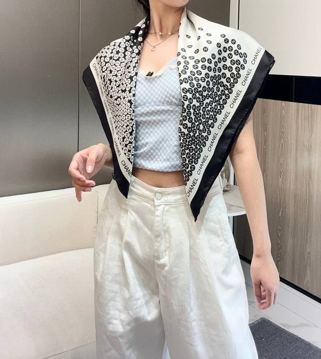元气泡泡 size 90X90Cm 100%斜纹真丝 手工卷边 四宫格简约大气 泡泡字母花瓣式呈现 黑白色调 可盐可甜 以品牌Logo饰边 细节满满 日常穿搭的