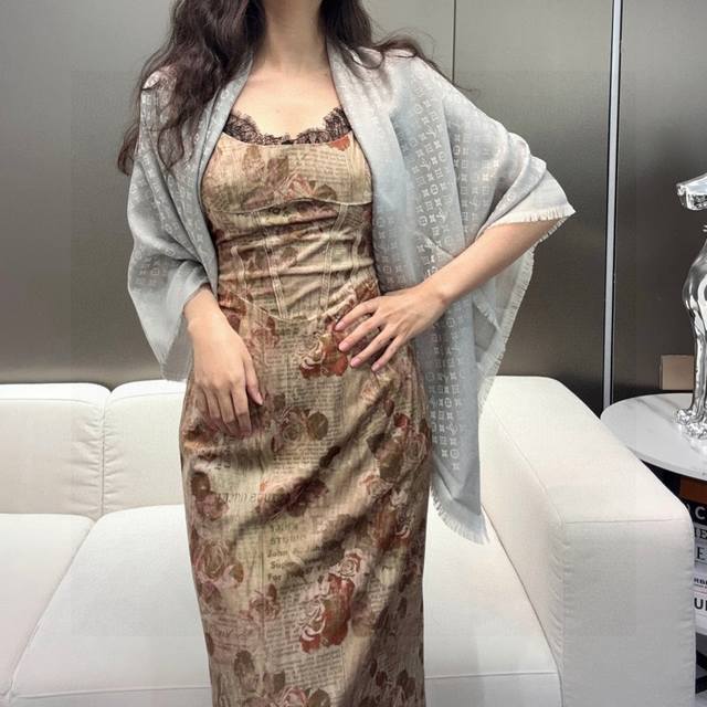 Lv新鲜出炉的超赞小披肩~ 披肩尺寸是少有的120Cm*120Cm 小字母老花的设计 真的超级心水 尺寸设计都刚刚好的感觉 高级的特别有氛围感 重点说下品质 真