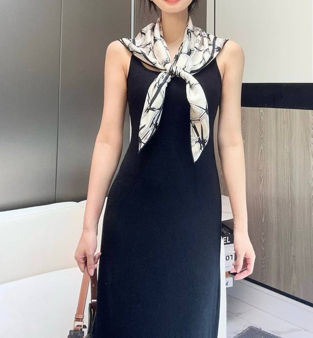 香奈儿 Chanel 新款丝巾 丝巾上以黑白线条交织的几何图案形式呈现,展现出一种现代感与艺术感 其中还隐约可见香奈儿经典的双C标志 低调却瞩目 凸显出丝巾的时