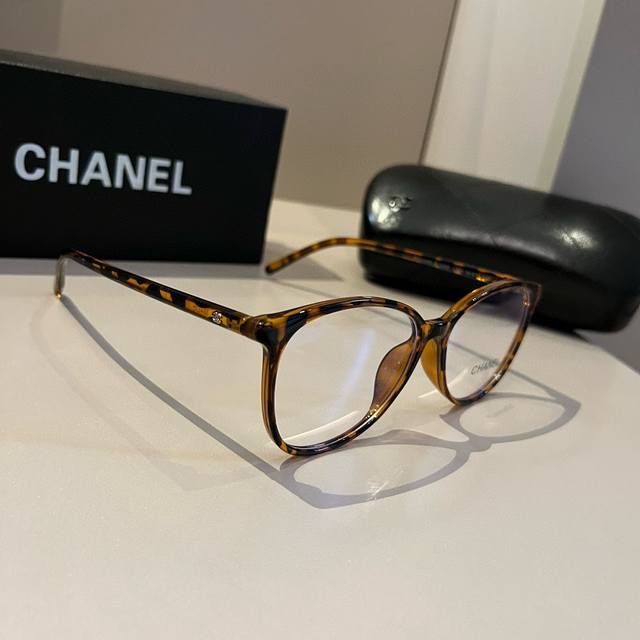 chanel香奈儿光学镜 素颜神器 出圈小香黑框3282~好看爆 了 超百搭素颜黑框 涂个具 就可出门 今年超流行 必须安排上 可盐可甜 温柔小姐姐风格 黑色镜