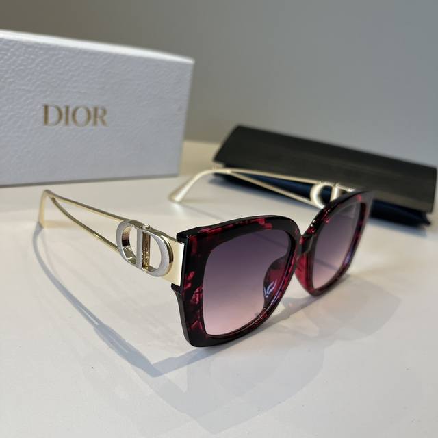 dior迪奥 女款太阳墨镜 立体感十足. 高清镜片.新颖.质感超好 百搭.简洁.