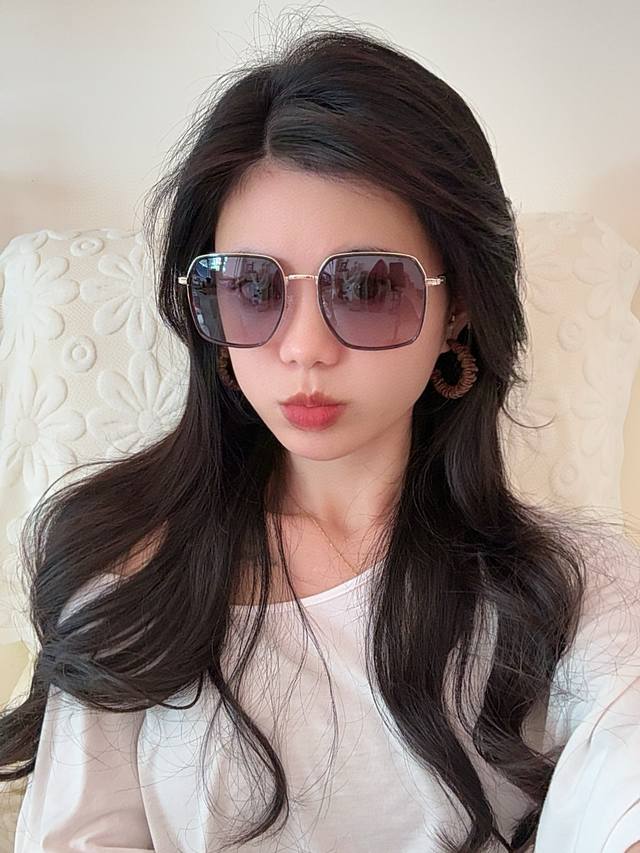 偏光系列 Gucci 经典的方框设计 不挑脸型 无论搭配大衣还是连衣裙都非常显气质偏光镜片预防紫外线 型号 G1323