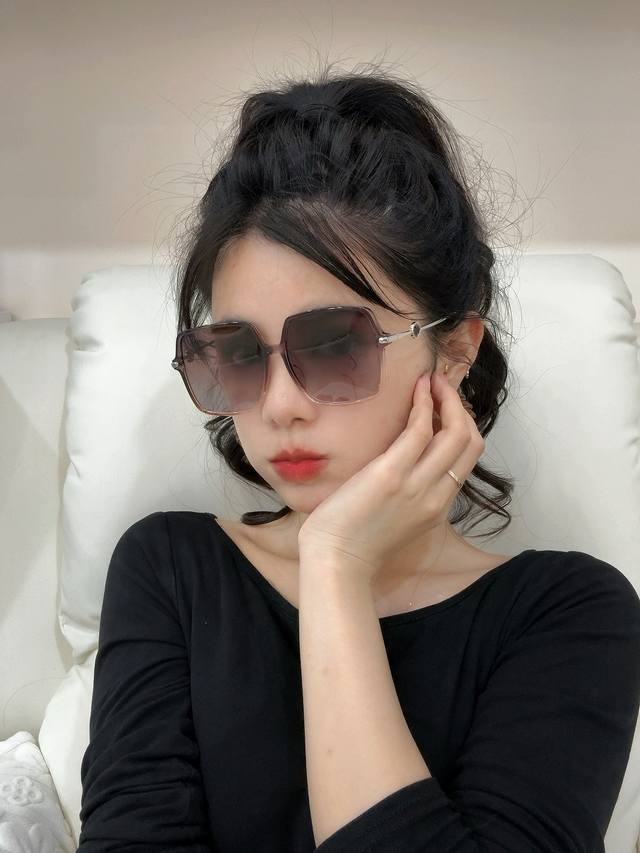 Gucci 2025开春新款太阳镜 各路网红纷纷带起气场满分 俏皮甜美.上脸效果更佳.金属质感超好 型号 G5763
