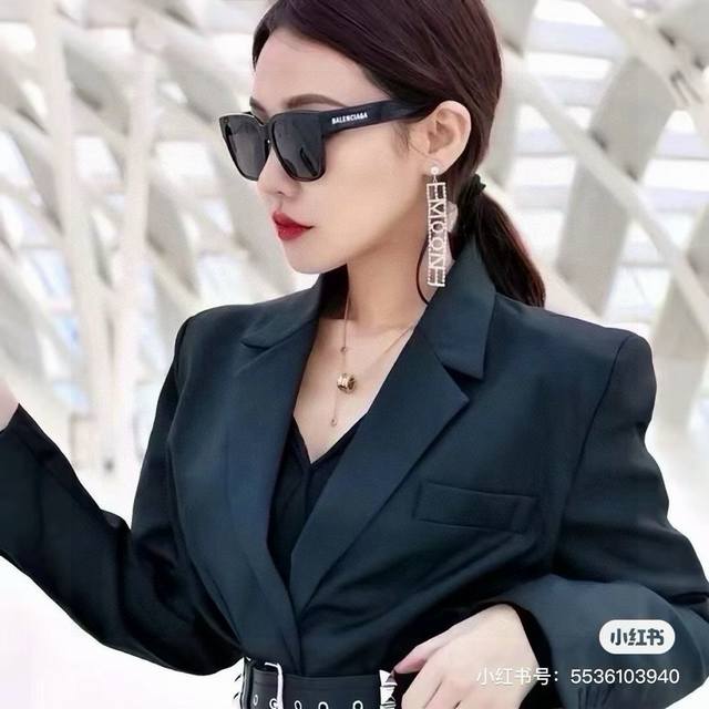 巴黎世家 超好看的巴黎世家眼镜 无性别区分 纯欲酷飒 极简大方框 非常修饰脸型 侧面点缀简约巴黎世家Logo打造百分百高级感 超薄板材减轻镜架重量 上脸舒适度极