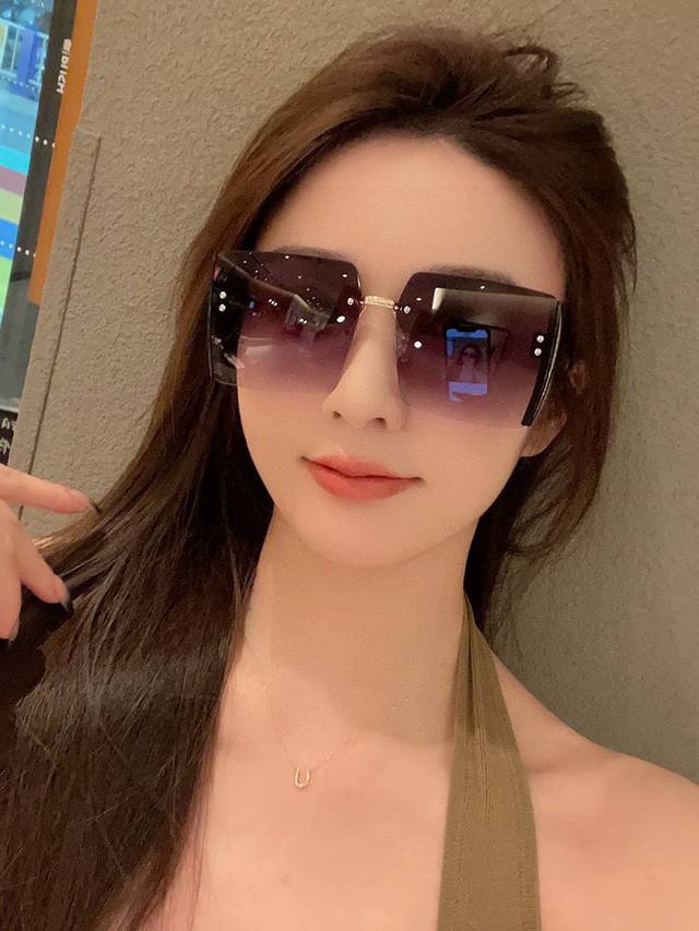 Dior 2025新款女士方框太阳眼镜 开车墨镜 新款金属无框太阳镜 时尚大方 舒适轻盈 精致奢华 超轻 型号 Cd2233