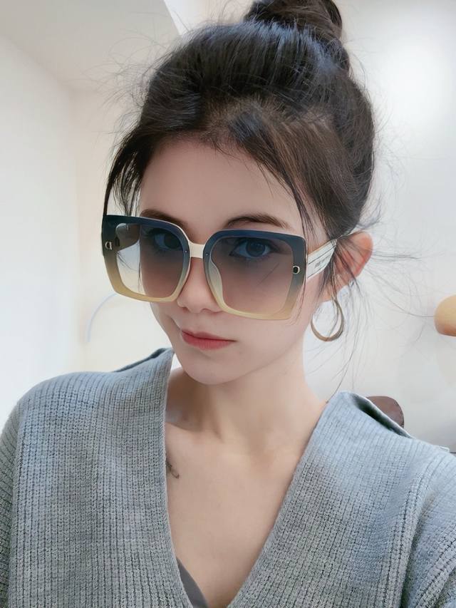 Dior-迪奥 2025开春新款 潮流爆款 时尚方框太阳镜 高品质 佩戴舒适 网红潮款墨镜 女士高清太阳镜 高品质Tr镜框 型号 Cd0805