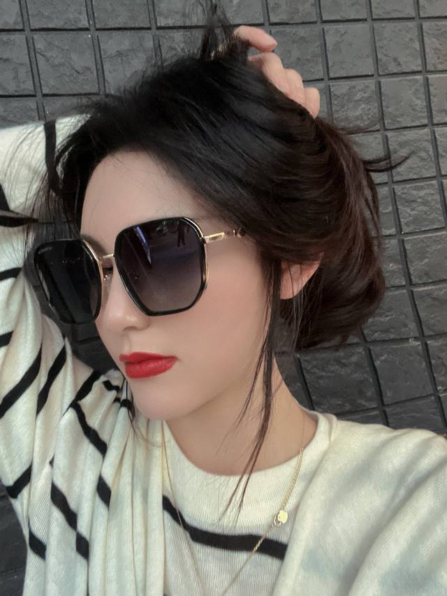 偏光系列 香奈儿 经典的方框设计 不挑脸型 无论搭配大衣还是连衣裙都非常显气质偏光镜片预防紫外线 型号 Ch6422