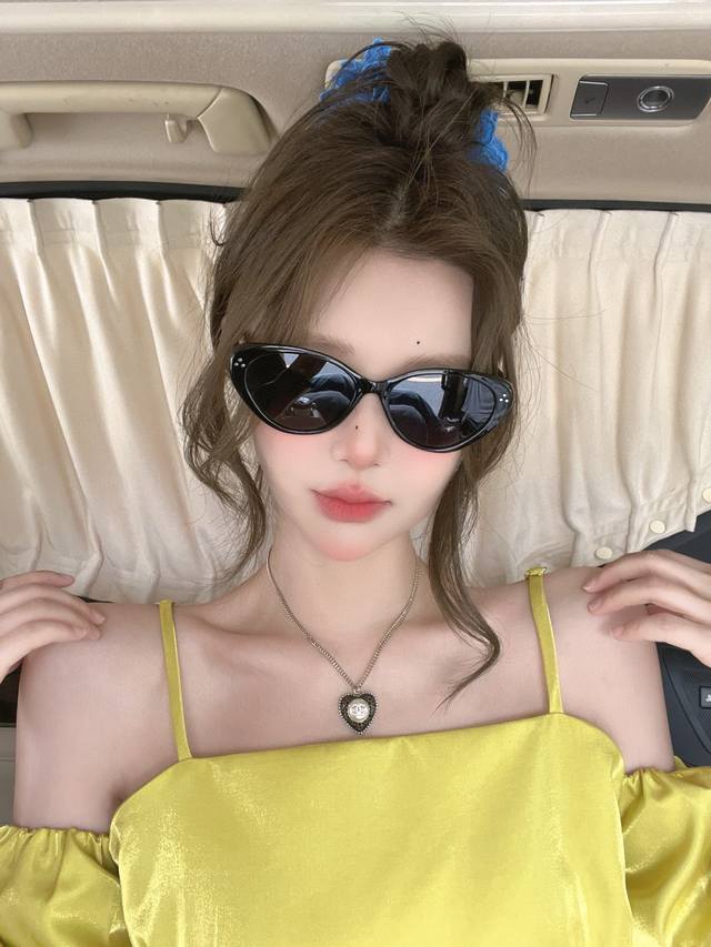 Gucci 经典的小框设计 不挑脸型 无论搭配大衣还是连衣裙都非常显气质尼龙偏光镜片预防紫外线 型号 G65504