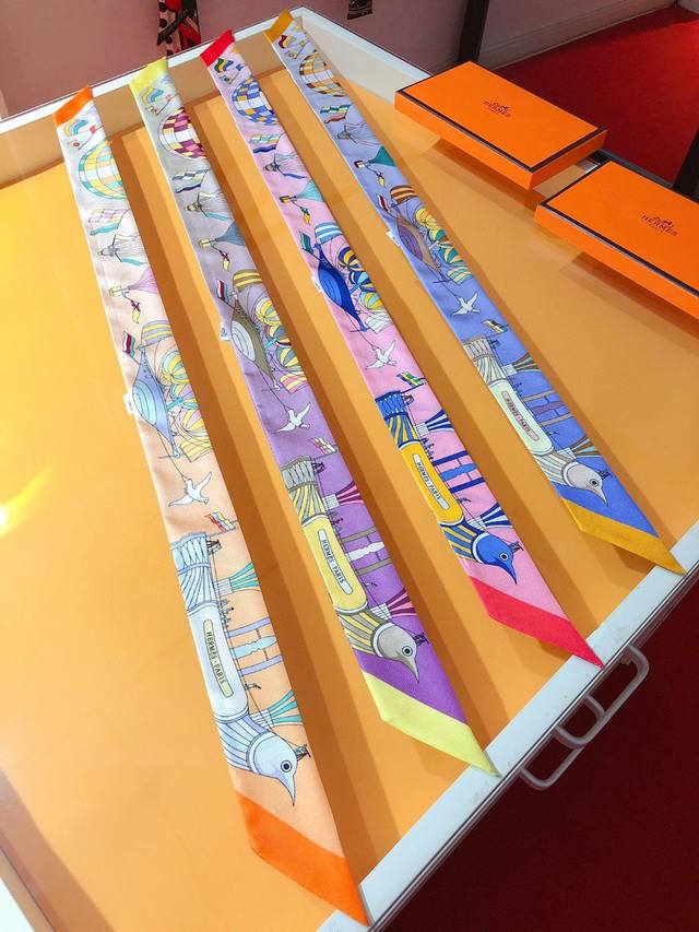 phms2238 爱马仕 翱翔天际之梦 Twilly小丝巾 飛飞行一直是人类的梦想 设计的这幅图案汇集了18个早期的飞行器构想 有的严谨缜密 有的异想天开 画面