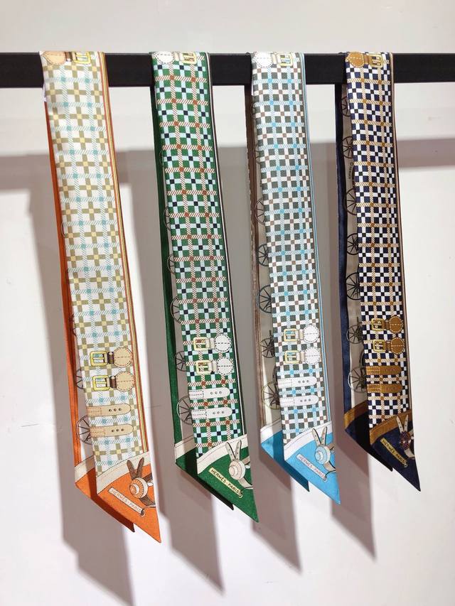 phms2427 爱马仕新款Twilly 新式座驾 顶级斜纹真丝打造 超精细的印花 字迹非常清晰 绝对是送礼自用的首选丝带既可绕于颈间 亦可缠于腕部 腰部 同样