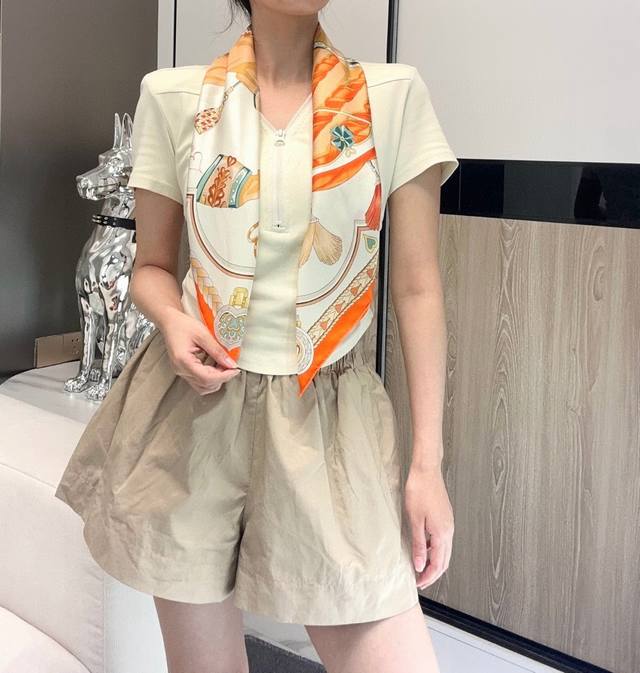 甜蜜的鞍具 90方巾 手工卷边斜纹真丝方巾 100%桑蚕丝 这款爱马仕的经典单品展现强大而迷人的女性魅力精髓 此90厘米方巾推陈出新 诠释无限的情感和自由 以别