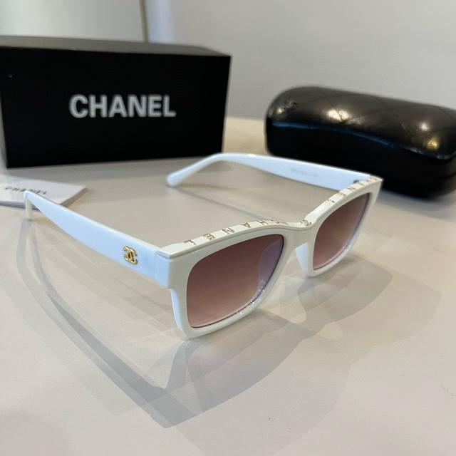chanel香奈儿新款眼镜酷飒素颜神器超有范不想画妆小姐姐们可以拥有哦两款眼镜超百搭