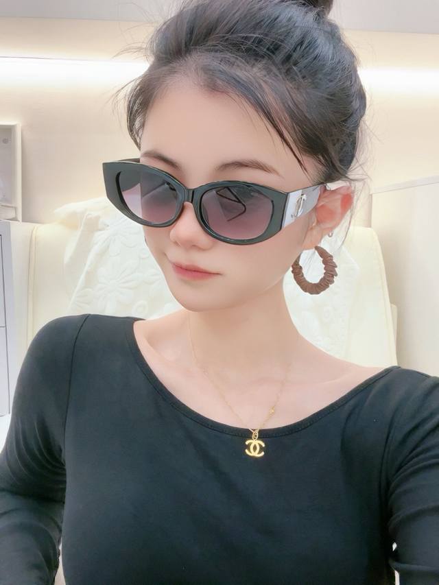 新品Chanel 香奈儿太阳镜以独特魅力和前卫风格诠释春夏最新眼镜 质感超好佩带舒适 型号 Ch5552