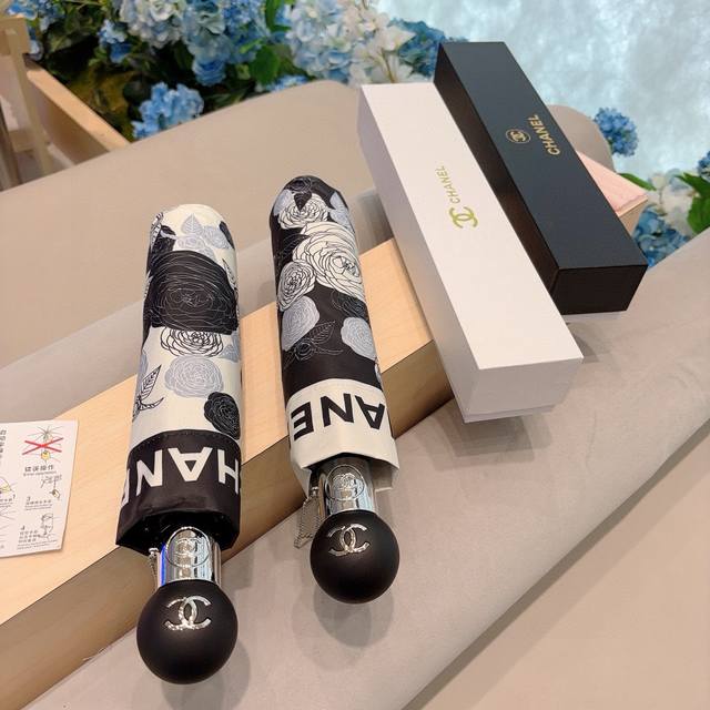 Chanel 香奈儿 三折自动折叠晴雨伞 集合香奈儿灵魂Logo为一体的设计风格高雅奢华 带在身上带来独特视觉效果 为伞而动 骄阳烈日下 有独家防晒科技 伞面选