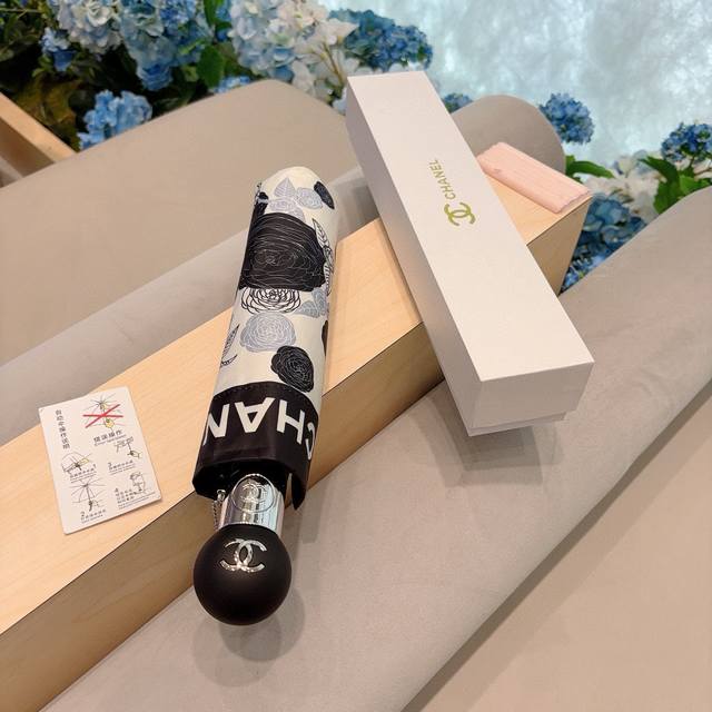 Chanel 香奈儿 三折自动折叠晴雨伞 集合香奈儿灵魂Logo为一体的设计风格高雅奢华 带在身上带来独特视觉效果 为伞而动 骄阳烈日下 有独家防晒科技 伞面选