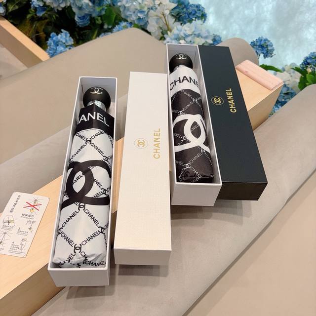 Chanel 香奈儿 三折自动折叠晴雨伞 集合香奈儿灵魂Logo为一体的设计风格高雅奢华 带在身上带来独特视觉效果 为伞而动 骄阳烈日下 有独家防晒科技 伞面选