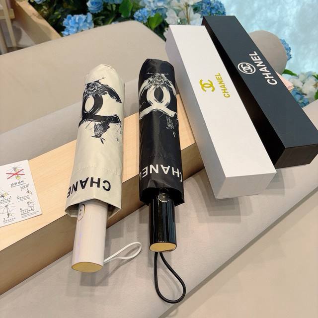 Chanel 香奈儿 三折自动折叠晴雨伞 集合香奈儿灵魂Logo为一体的设计风格高雅奢华 带在身上带来独特视觉效果 为伞而动 骄阳烈日下 有独家防晒科技 伞面选