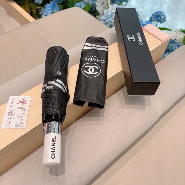 Chanel 香奈儿 三折自动折叠晴雨伞 集合香奈儿灵魂Logo为一体的设计风格高雅奢华 带在身上带来独特视觉效果 为伞而动 骄阳烈日下 有独家防晒科技 伞面选