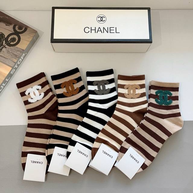 配包装 一盒5双 chanel 香奈儿经典中筒袜子高版本纯棉材质柔软 秒杀市场普通货 经典的双C图案Logo 专柜同步袜子大牌出街 潮人必备 超好搭