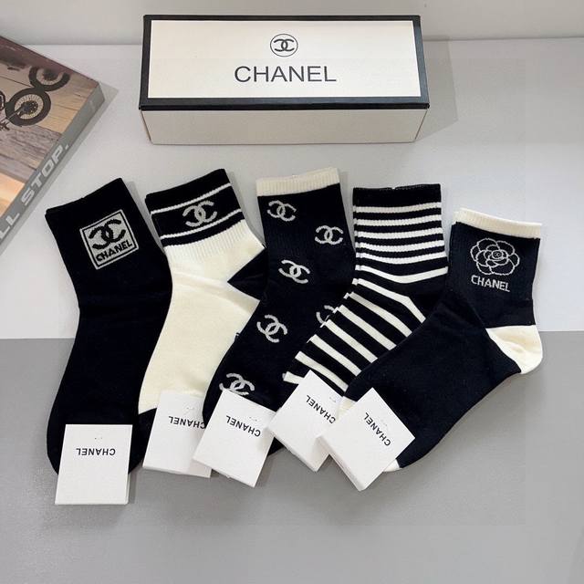 配包装 一盒5双 chanel 香奈儿经典中筒袜子高版本纯棉材质柔软 秒杀市场普通货 经典的双C图案Logo 专柜同步袜子大牌出街 潮人必备 超好搭