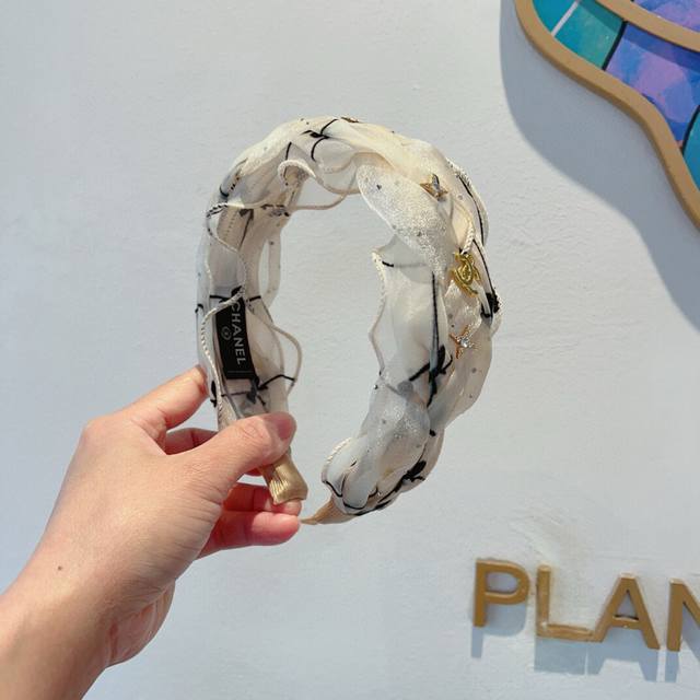 配包装 chanel 香奈儿 最新款小香发箍 复古头箍 网红爆款推荐 搭配高端材质 超精致 时尚百搭