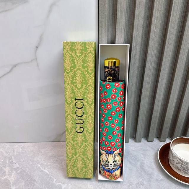 Gucci 古驰 夏季新款 折叠晴雨伞 黑色涂层防晒有效阻隔紫外线99% Upf 50 所以能起到伞下体感降温的效果 有效隔热 高效防晒 一把搞定 超轻全吕材质