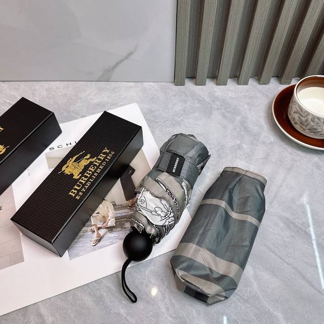 巴宝莉Burberry 五折防晒睛雨伞 2570夏季新款 全自动折叠晴雨伞 内里黑色涂层防晒有效阻隔紫外线99% Upf 50 所以能起到伞下体感降温的效果 有