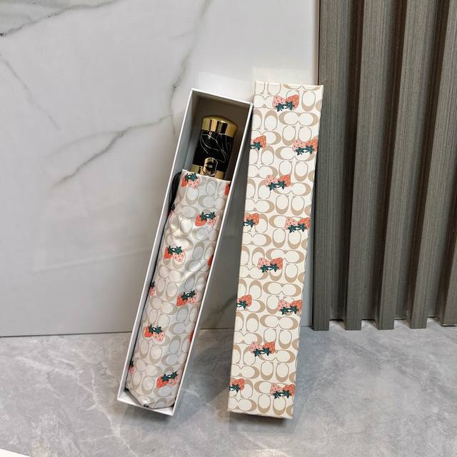 Coach 蔻驰 夏季新款 全自动折叠晴雨伞 黑色涂层防晒有效阻隔紫外线99% Upf 50 所以能起到伞下体感降温的效果 有效隔热 高效防晒 一把搞定 超轻全