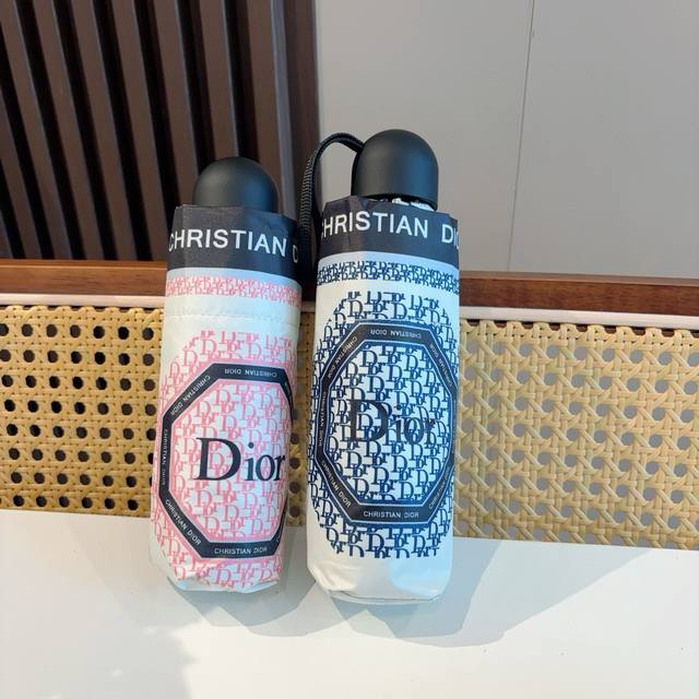Dior 迪奥 五折手开折叠伞 超轻口袋 仅18Cm 热卖款 时尚指数爆表 无论晴天雨天使用都相当益彰 原单代工厂p级别品质 超轻铝合伞骨 选用进口Uv防紫外线