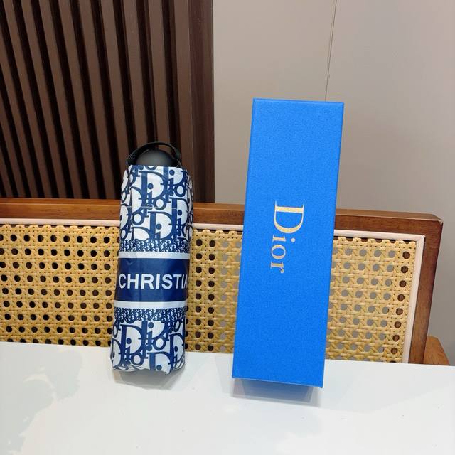 Dior 迪奥 五折手开折叠伞 超轻口袋 仅18Cm 热卖款 时尚指数爆表 无论晴天雨天使用都相当益彰 原单代工厂p级别品质 超轻铝合伞骨 选用进口Uv防紫外线