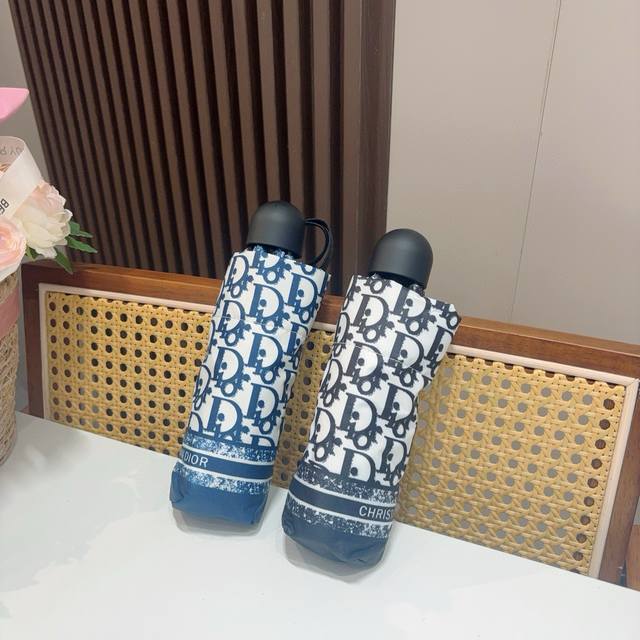 Dior 迪奥 五折手开折叠伞 超轻口袋 仅18Cm 热卖款 时尚指数爆表 无论晴天雨天使用都相当益彰 原单代工厂p级别品质 超轻铝合伞骨 选用进口Uv防紫外线