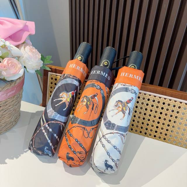 爱马仕 Herm S 新款 极品H家三折自动伞重磅呈现 以其精湛的工艺技术和源源不断的想像力 新涂层技术伞布 带来令人惊喜的遮光效果 让防晒及隔热性能更优保障