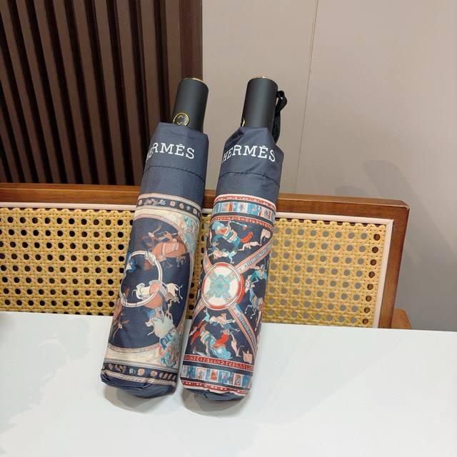爱马仕 Herm S 新款 极品H家三折自动伞重磅呈现 以其精湛的工艺技术和源源不断的想像力 新涂层技术伞布 带来令人惊喜的遮光效果 让防晒及隔热性能更优保障