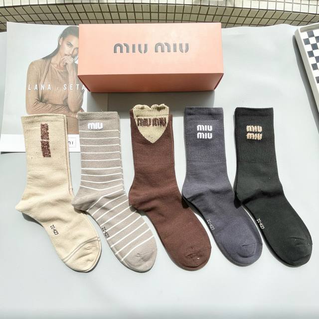 配包装 一盒四双 Miumiu 缪缪高品质超级爆款网红袜子Miu家官网同步饰品字母中筒袜 Ins明星网红推荐火爆至极纯棉材质 轻薄柔软透气 四季通用 欧美大牌街