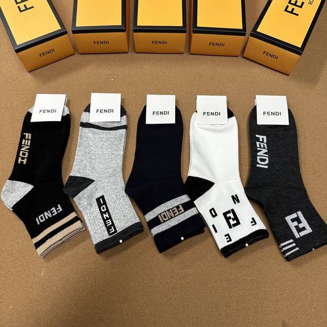 特 Fendi 芬迪Ff家新品中筒男款袜子 一盒五双 提花经典标志 纯棉材质制造 透气舒适 超级Nice超火爆小单品 大牌出街 潮人必备超好搭