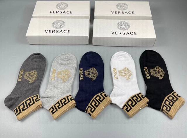 特 Versace 范思哲新品男款袜子 一盒五双 纯棉材质织造 超柔软舒适 提花经典美人头字母 完全彰显该品牌男士的低调奢华风格 Ins超火爆小单品 大牌出街