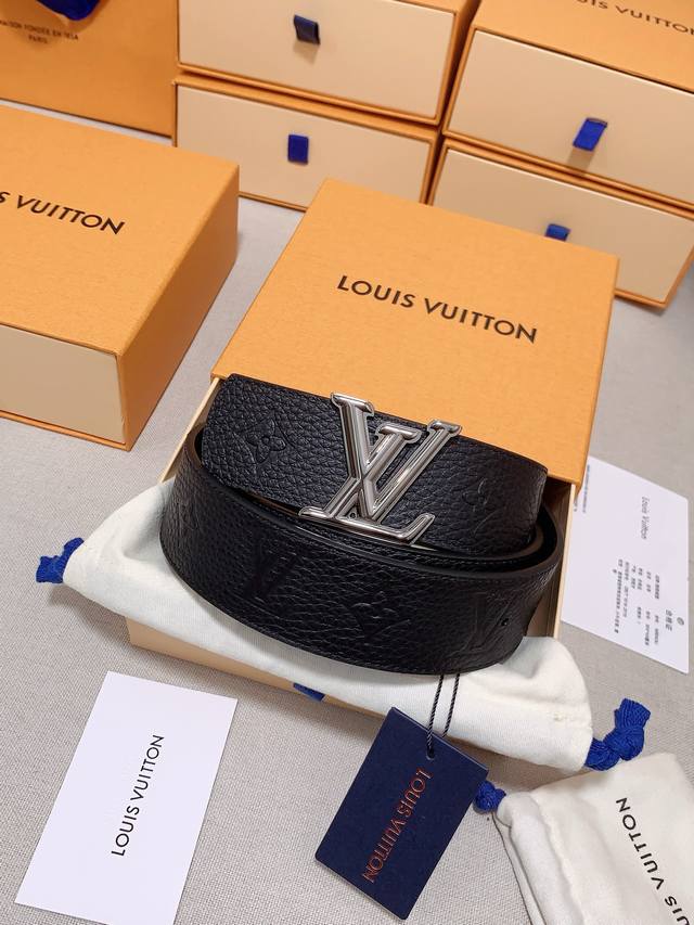 Lv 奢华款现代 Taurillon 皮革 饰以雅致大方的标志性 Lv 首字母 柔软结实的皮带 双色搭配可双面使用 可搭配从礼服到休闲装各种服饰 宽度4.0Cm