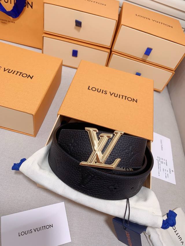 Lv 奢华款现代 Taurillon 皮革 饰以雅致大方的标志性 Lv 首字母 柔软结实的皮带 双色搭配可双面使用 可搭配从礼服到休闲装各种服饰 宽度4.0Cm