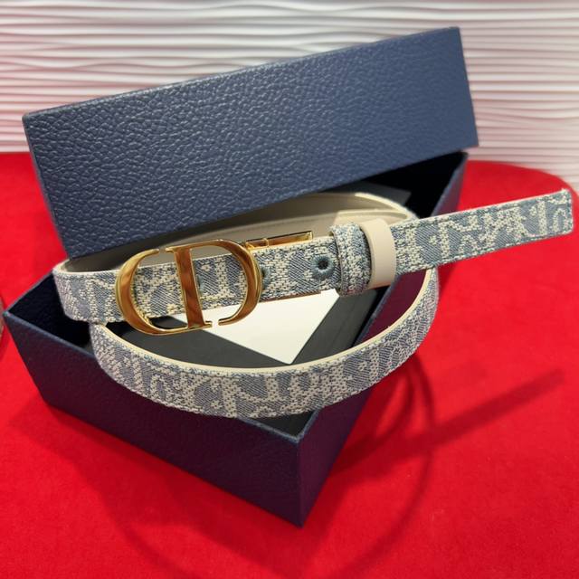 这款金属覆层黄铜腰带扣采用 Cd 标志点缀 经典元素呈现全新风采 设计精巧 提升格调 打造优雅精致的造型 2.0Cm
