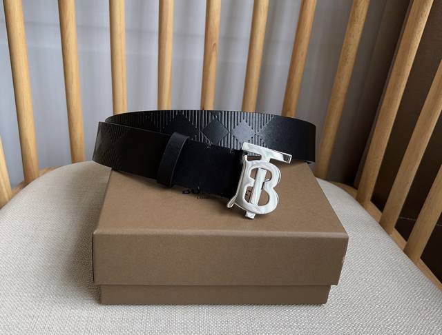 新款 Burberry 巴宝莉专柜同步上新 意大利制腰带 精选光滑皮革与粒纹皮革腰带 饰牌搭扣装饰镀钯金品牌专属标识图案 宽:3.5Cm 经典商务腰带休闲男士首