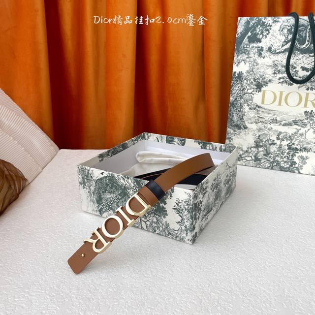 Dior这款腰带采用双面设计 搭配可拆卸腰带扣 采用光滑牛皮材质精心制作 双面可用 搭配富有光泽的金色饰金属Dior腰带扣 突显腰部曲线 彰显优雅气质 可与牛仔