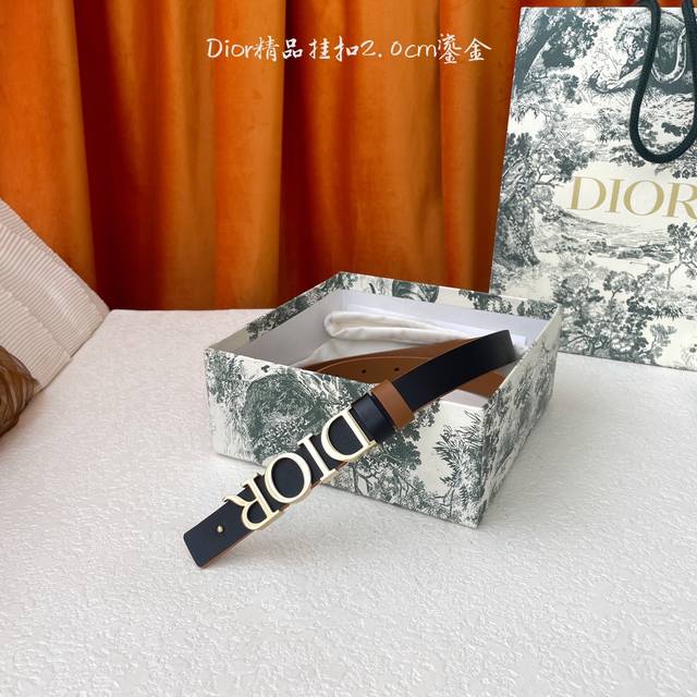 Dior这款腰带采用双面设计 搭配可拆卸腰带扣 采用光滑牛皮材质精心制作 双面可用 搭配富有光泽的金色饰金属Dior腰带扣 突显腰部曲线 彰显优雅气质 可与牛仔
