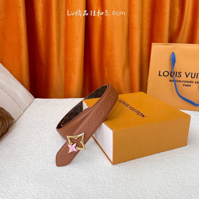 Louis Vuitton 新款顶级品质 荔枝纹压花搭配咖色经典印花 精品挂扣 精工制作 细节看图 实物拍摄 高端奢华 宽度3.0Cm