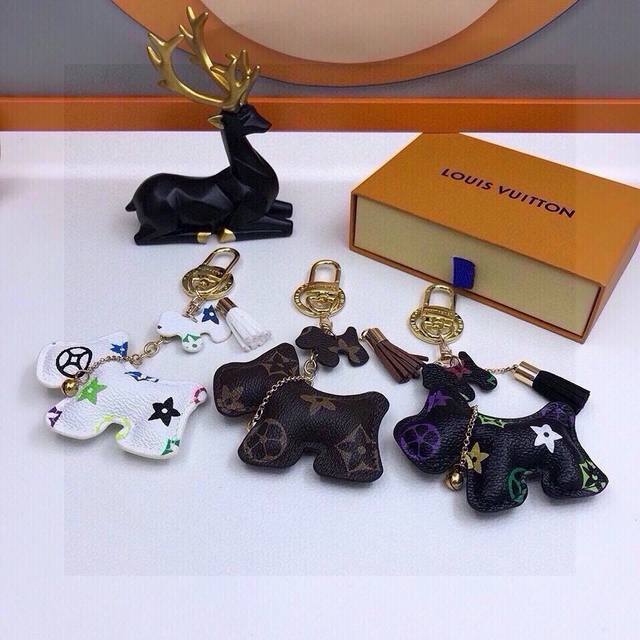 元 配图片原版包装 lv老花雪纳瑞犬包饰挂件 钥匙扣 一万个推荐 louis Vuitton 路易威登法雪纳瑞犬挂件钥匙扣摆件包包挂饰 专柜代购内部填充物都与专