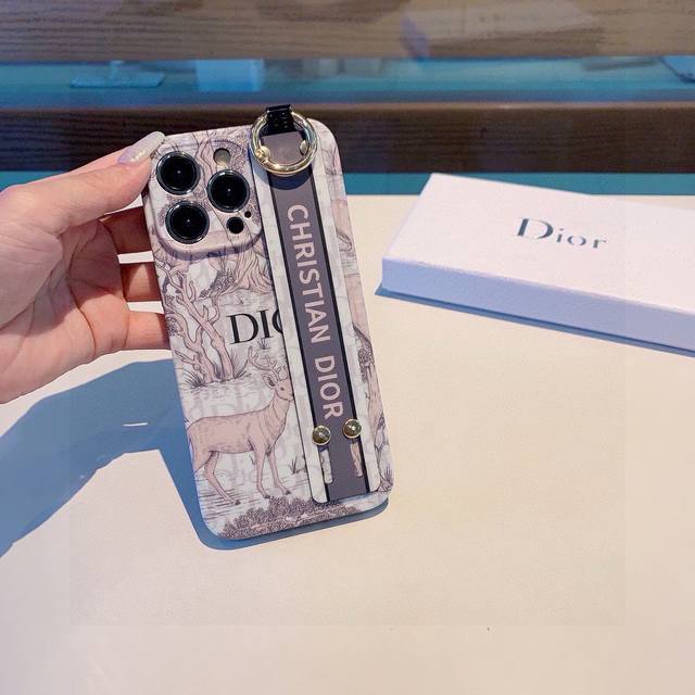 今日新款.Dior腕带款手机壳 迪奥森林物语 直边相框 全包磨砂软壳 型号 为了不出现报错型号 请打开本机查看手机设置显示的型号 iphone16系列更新 ip