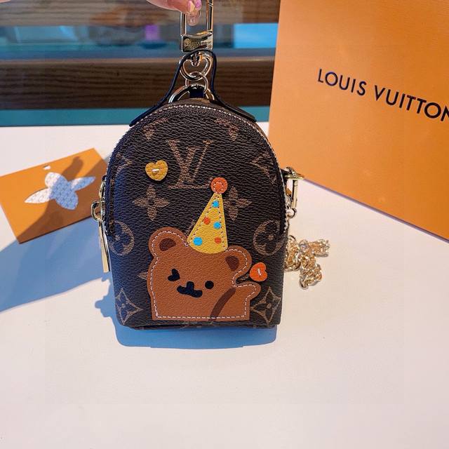 原单货 Louis Vuitton 新款卡通链条斜挎小包 Mini包包 可装银行卡蓝牙耳机 钥匙扣零钱包 耳机包 包包挂饰 搭配链条可斜挎 尺寸12X9Cm 顶