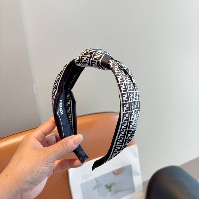 配包装 fendi 芬迪 新款精美双F字母发箍 复古网红爆款头箍 搭配高端材质 超精致 时尚高级感百搭款