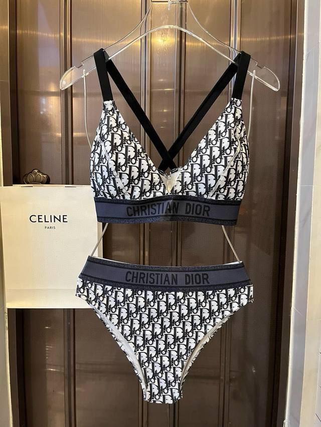 dior 迪奥新款分体泳衣适合多种场景的游泳衣 海边 游泳池 温泉 水上乐园 漂流都可以内搭也完全可以 连体设计遮肉显高挑 腹部有点肉肉也不影响咱美美的 面料