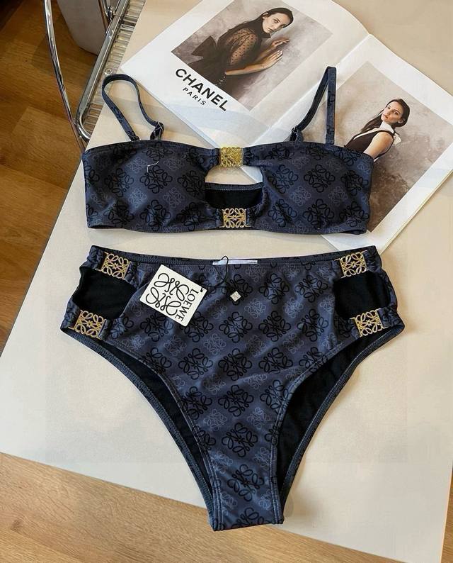 新款分体对版五金适合多种场景的游泳衣 海边 游泳池 温泉 水上乐园 漂流都可以内搭也完全可以 连体设计遮肉显高挑 腹部有点肉肉也不影响咱美美的 面料 透气舒适